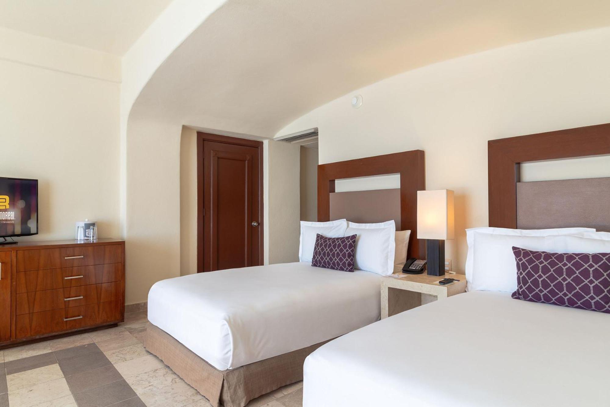 Hotel Camino Real Acapulco Diamante Exterior foto A guest room at the Hilton Vallarta Bay Resort
